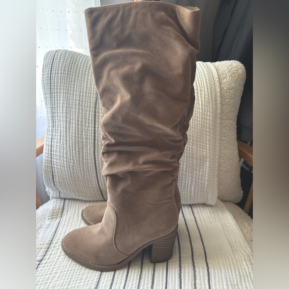 Universal thread NEW high knee boots in Taupe color
